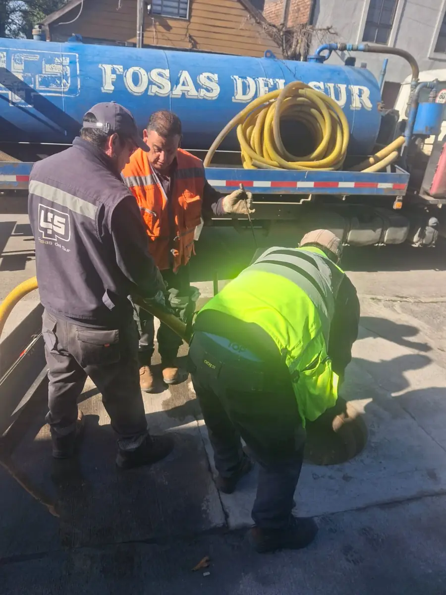 Equipo limpiando una cámara para empresa